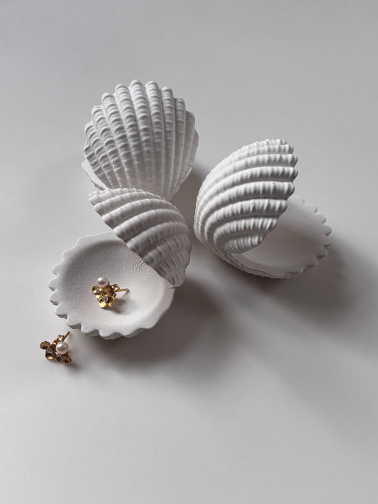 Clam Shell Jewellery Holder