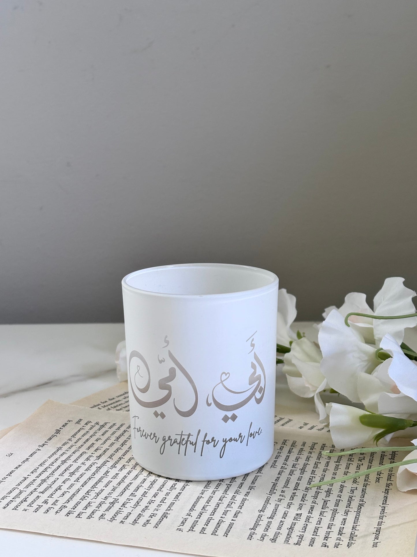 Elegant frosted glass candle featuring Arabic calligraphy reading “أمي وأبي” (Mum & Dad), a meaningful gift for parents and Islamic home décor.